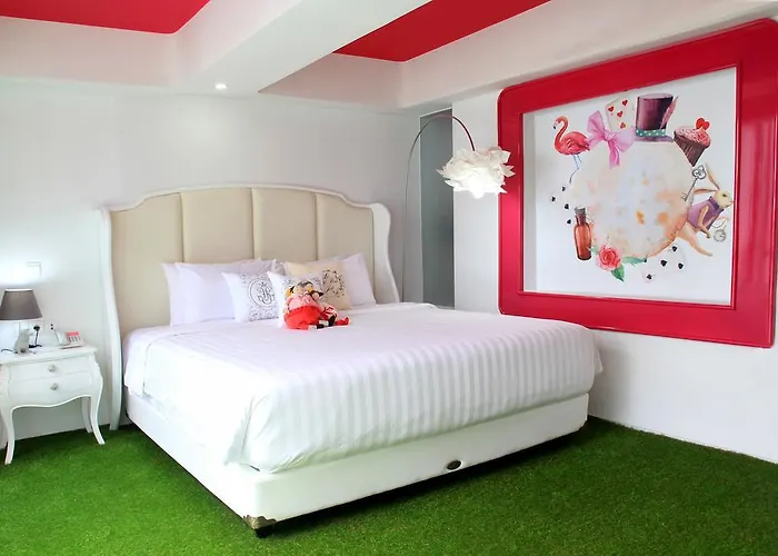 Отель Berry Glee Thematic 4*